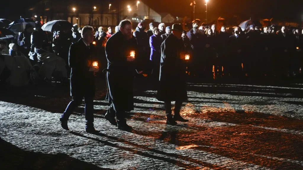 Připomínka obětí holocaustu v Osvětimi