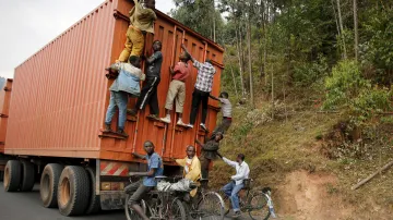 Místo namáhavého šlapání se Burunďané do kopce rádi nechají vyvézt kamionem