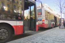 Pod centrem Prahy začala další výluka metra. Linku C nahrazují autobusy