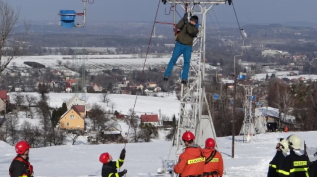 Hasiči pomáhají lidem uvízlým na lanovce na Javorový vrch