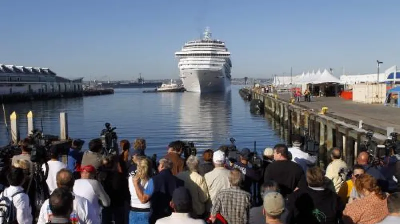 Porouchaná loď dorazila do přístavu