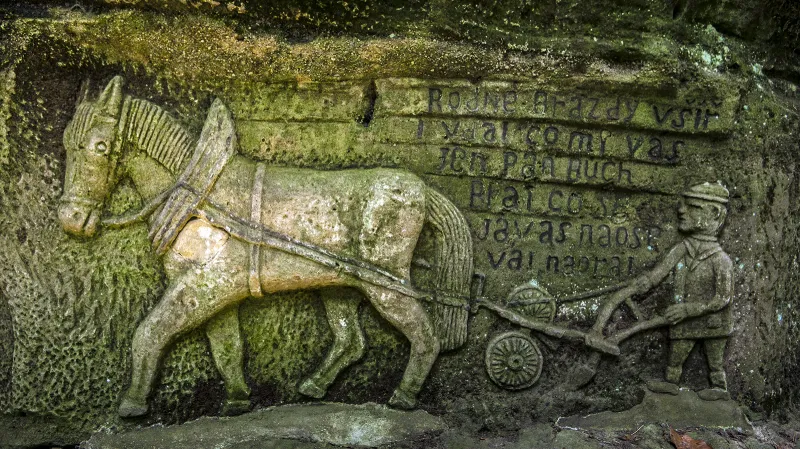 Originální soubor skalních reliéfů z let 1940 - 1978 s motivy české historie lze nalézt v Českém ráji nedaleko obce Kacanovy. Na snímku Přemysl Oráč.