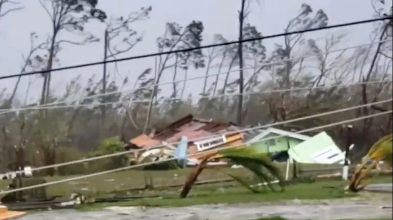 Hurikán Dorian udeřil na Bahamy, teď směřuje k pobřeží Floridy a Jižní Karolíny