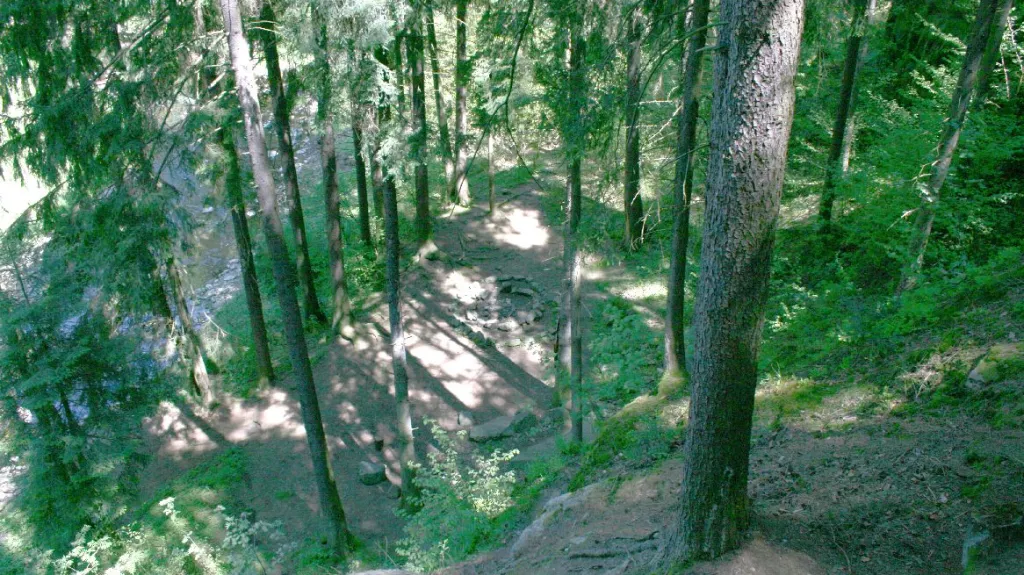 Po skále dolů vede turistická značka