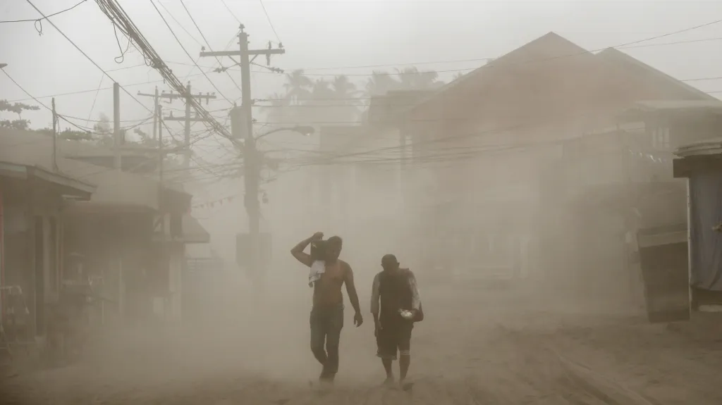 Filipínská sopka Taal chrlí popel, dým i lávu