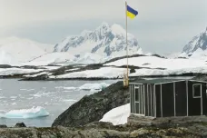 Nad Antarktidou vlaje ukrajinská vlajka. Polárníků je ale málo, museli vyměnit přístroje za zbraně