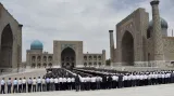 Lidé se sešli na historickém náměstí v Samarkandu
