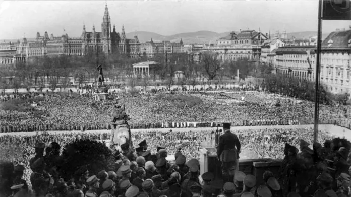 Hitler promlouvá k davům na náměstí Heldenplatz (15. březen 1938)