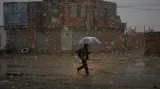 V bolivijské oblasti El Alto padá první sníh. Tamní domorodci z kmene Aymara oslaví v den zimního slunovratu 21. června příchod roku 5525, což bude znamenat počátek nové hospodářské epochy.