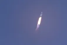Obří Falcon Heavy odstartoval poprvé za tři roky. Nese náklad amerických vojenských družic