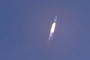 Obří Falcon Heavy odstartoval poprvé za tři roky. Nese náklad amerických vojenských družic