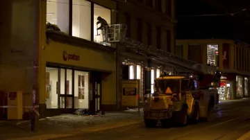 Úklid následků bombového útoku v Oslu