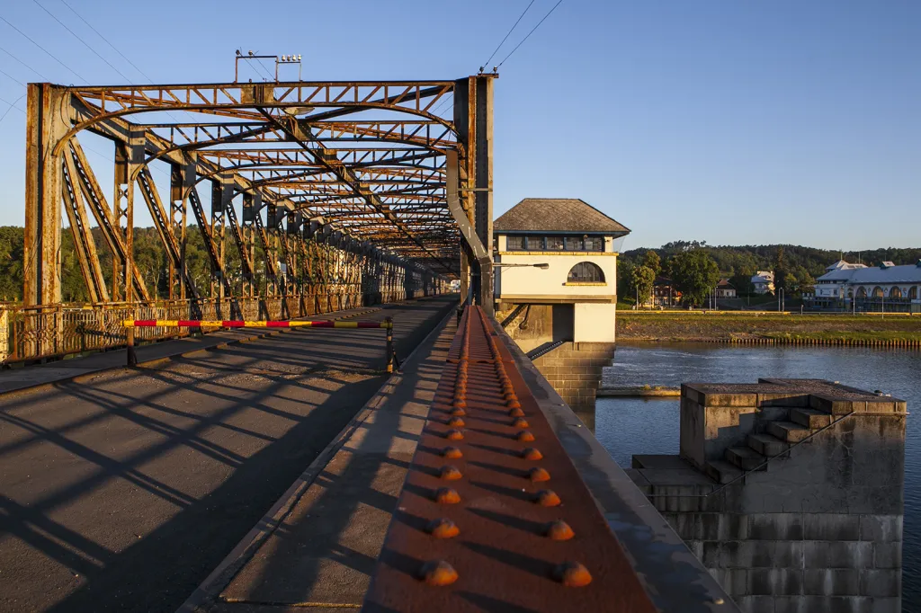 Veltrusy se svým zámkem, parkem, jezem, plavební komorou, elektrárnou a atmosférou řeky, která se rozlévá do několika ramen, jsou místem se zvláštní a tajemnou energií, které jistě stojí za návštěvu.