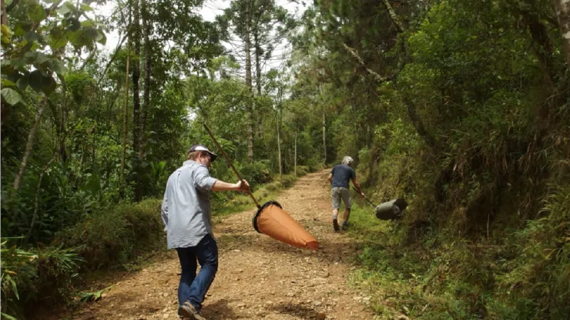 Biologové při sběru ploštic