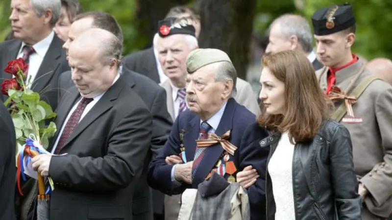 Na příchod sovětských vojáků do Prahy se vzpomínalo na Olšanech i na ambasádě