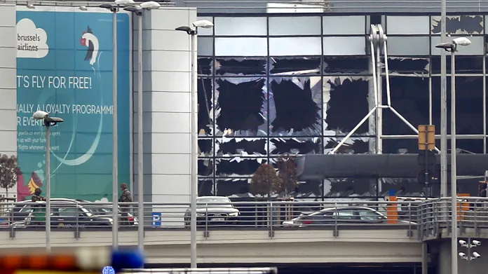 Prosklená okna po explozích na letišti Zaventem