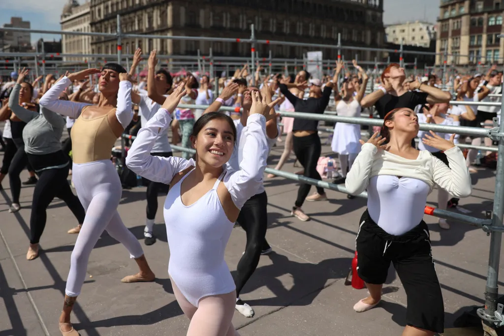 Stovky baletních nadšenců v Mexico City se zapojily do hromadné taneční lekce