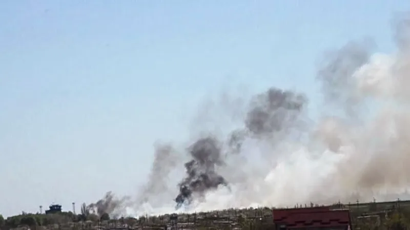 Kouř nad letištěm v Kramatorsku