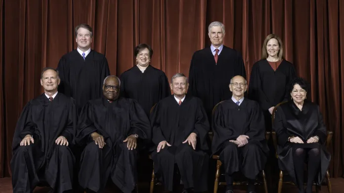 Současné složení nejvyššího soudu. Stephena Breyera (přední řada, druhý zprava) brzy nahradí Bidenova nominantka Ketanji Brown Jacksonová
