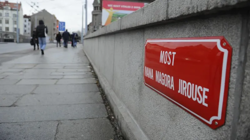 Plzeňský most přes železniční trať u nádraží Jižní Předměstí