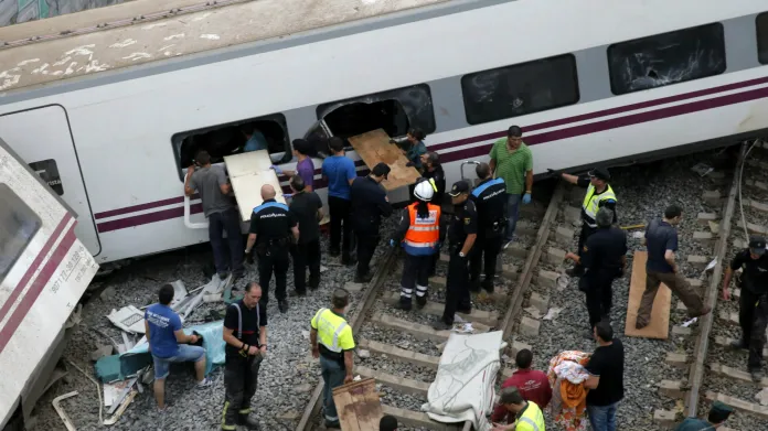Ve Španělsku vykolejil vlak