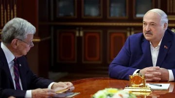 Autoritářský běloruský vůdce Alexandr Lukašenko (vpravo) jednal s vedoucím americké delegace Johnem Coalem