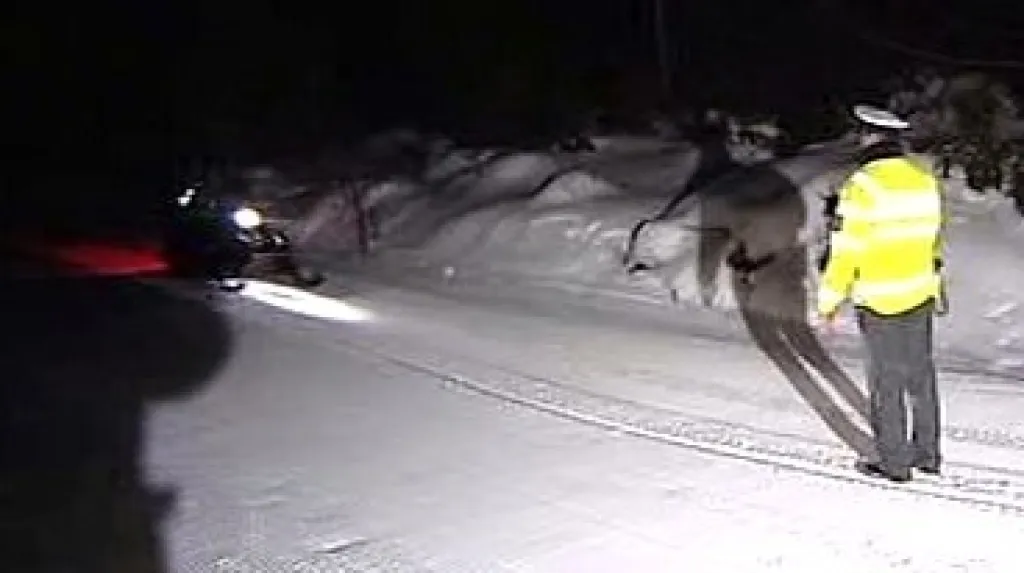 Policista zastavuje skútr