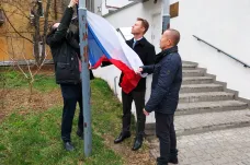 Nad Kyjevem opět zavlála česká vlajka, velvyslanectví po měsíci a půl znovu funguje. V pátek zavřou dočasné konzuláty