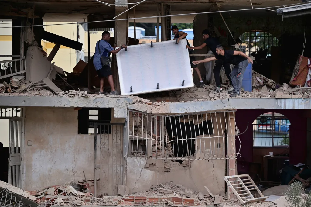 Obyvatelé venezuelského města Catia La Mar zachraňují nábytek a osobní majetek z trosek domu, který byl zasažen během amerického útoku na Venezuelu