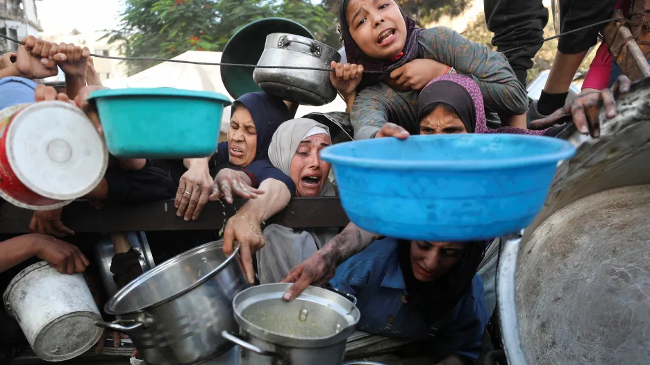 Palestinci žádající o jídlo ve městě Gaza (14. července 2025)