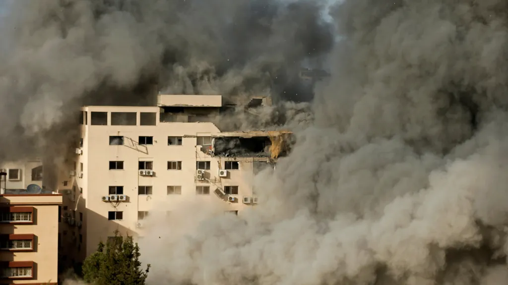 Budova v Gaze po zásahu. Izraelci cílí na jednotky Hamásu, o život přicházejí i civilisté. Na druhé straně si rakety palestinských radikálů vyžádaly také civilní oběti
