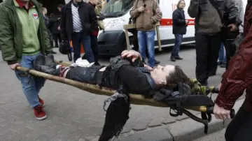 Zraněná žena po výchuchu v metru v Minsku