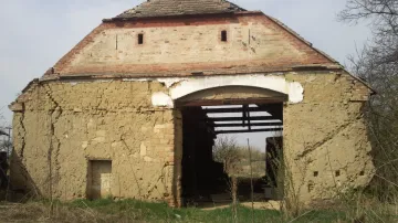Památkově chráněná je i stodola, která ke stavení patří