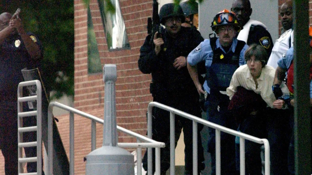 Zásah policie proti útočníkovi na univerzitě v Clevelandu