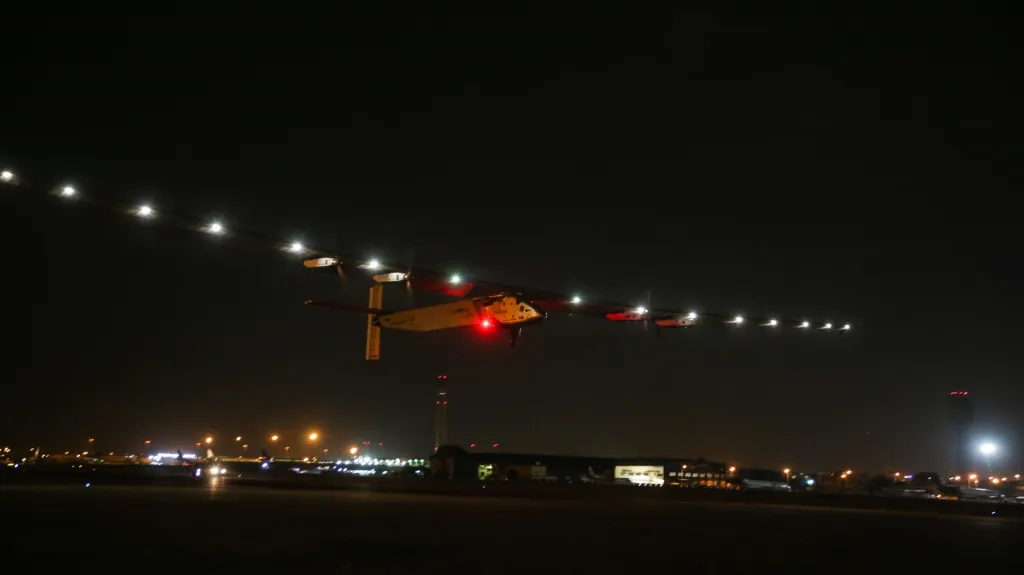 Solar impulse startuje z Káhiry