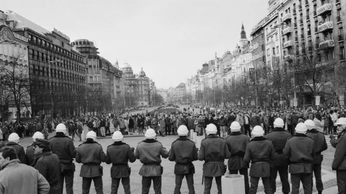 Řada příslušníků SNB během demonstrace 15. ledna 1989