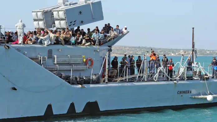 Také italské námořnictvo se postaralo o záchranu řady imigrantů