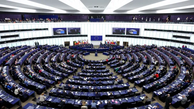 Europoslanci schválili postupný zákaz dovozu ruského plynu