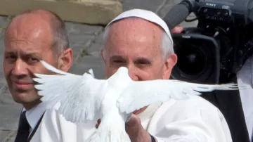 Papež František s holubicí