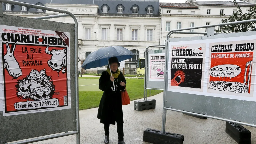 Karikatury Charlie Hebdo se přesunují z pietních výstav do běžného prodeje