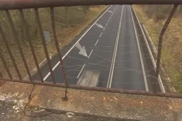 Chátrající mosty nad dálnicí D6 ohrožují cestující. Není jasné, komu patří