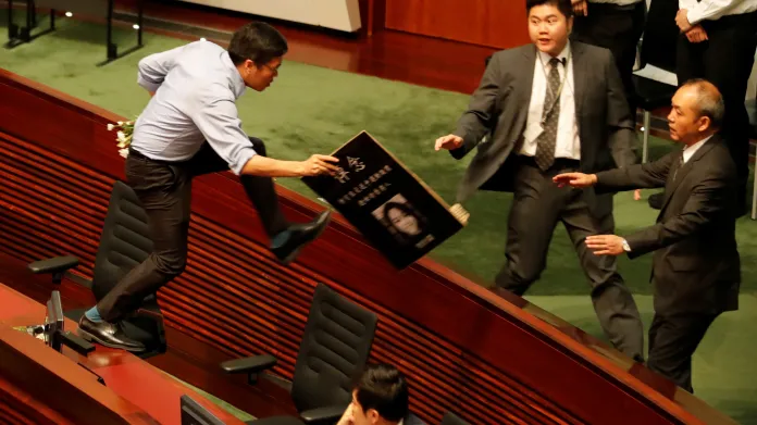 Jeden z prodemokratických poslanců se snaží dostihnout správkyni Hongkongu Lamovou