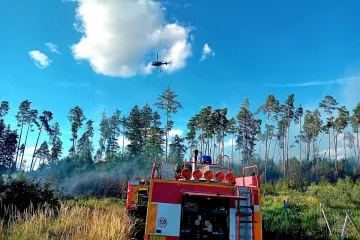 Požár lesa na Strakonicku mají hasiči pod kontrolou