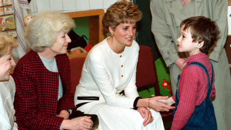 Olga Havlová s princeznou Dianou při návštěvě školy pro děti se zbytky sluchu v Praze-Radlicích (1991)