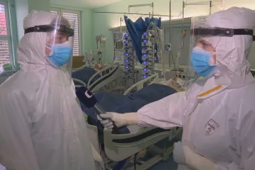 Lékaři jsou tváří pandemie. Kdyby nevystupovali v médiích, osudy pacientů by se ztratily ve statistikách