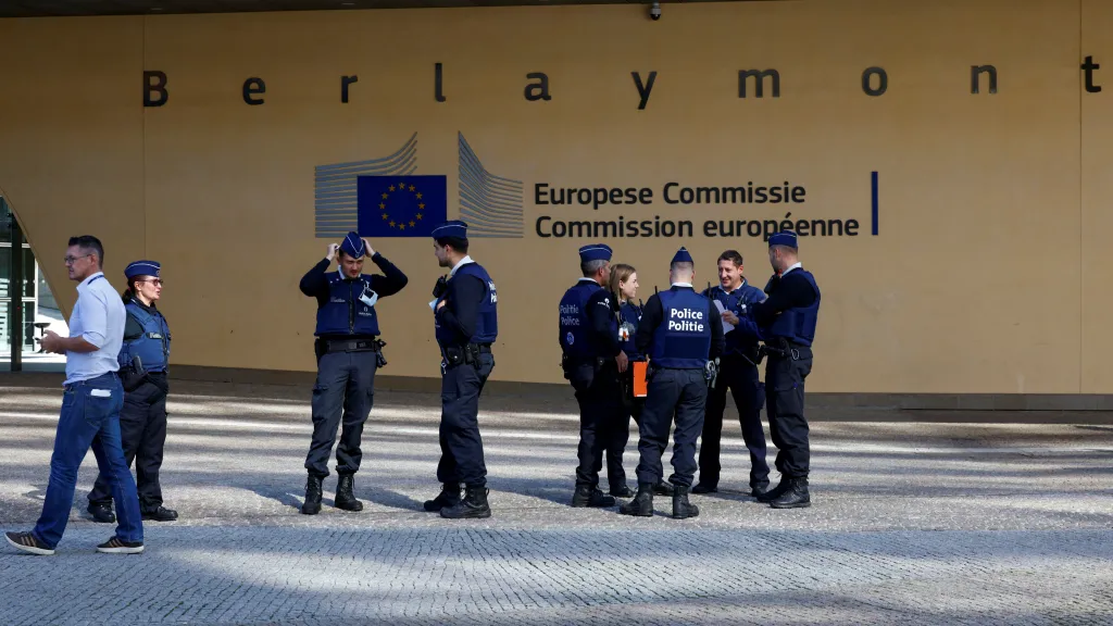 Belgičtí policisté před sídlem Evropské komise v Bruselu, ilustrační snímek (prosinec 2022)