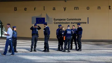 Belgičtí policisté před sídlem Evropské komise v Bruselu (prosinec 2022)