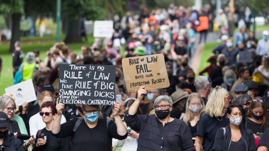 Lidé protestují v ulicích australských měst