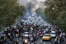 Íránci demonstrují „za svobodu a rovnost“. Zemřelo 31 lidí