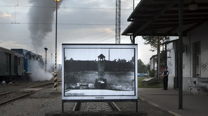 Velkoformátové fotografie bývalých koncentračních táborů v kolejišti bubenského nádraží jsou jen částí aktuální výstavy Cesty ticha